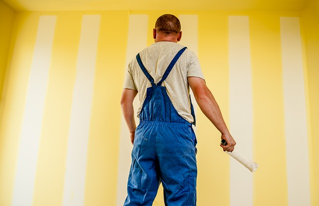 un pantalon bleu de sécurité pour la peinture
