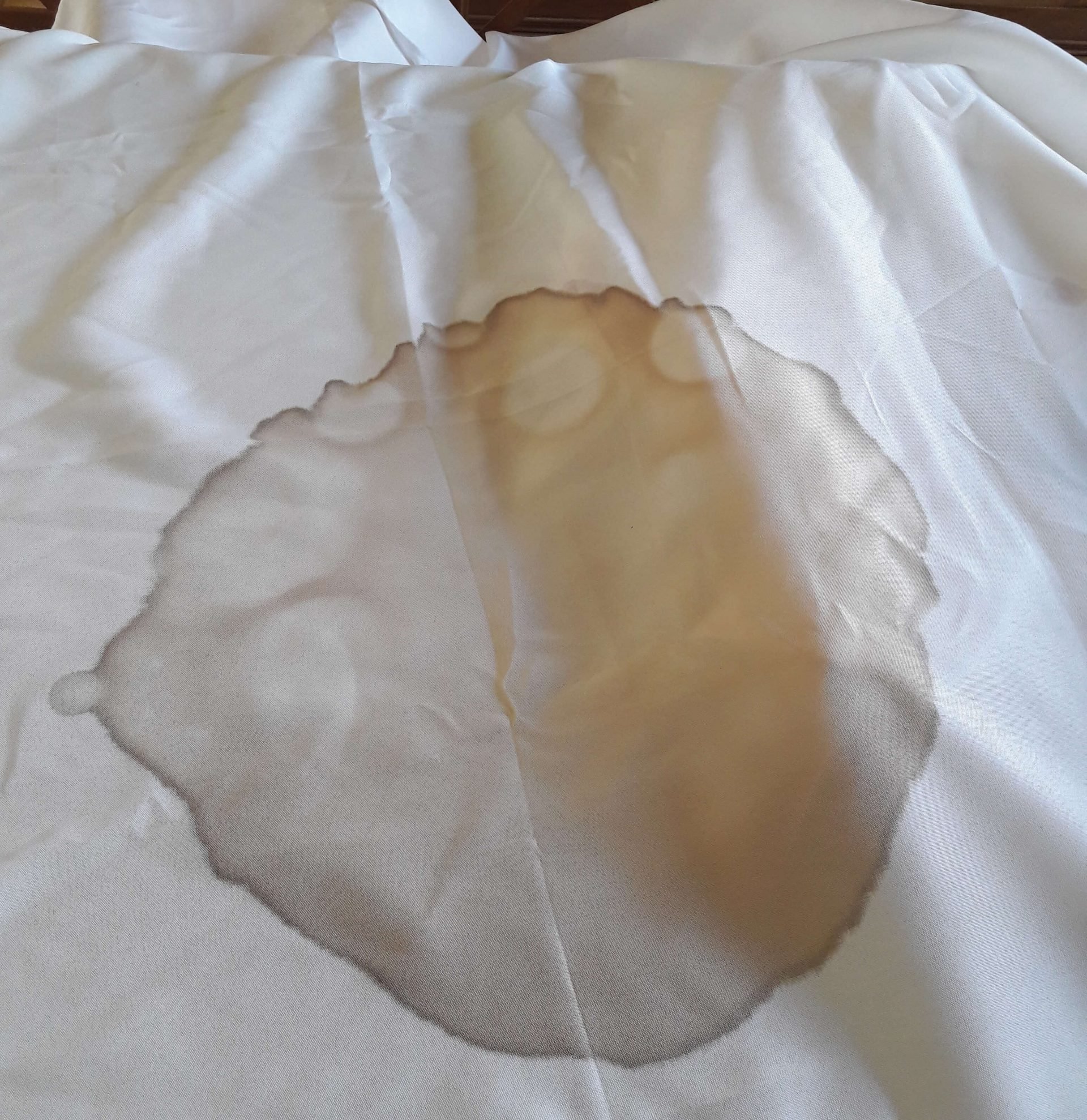Comment nettoyer une nappe tachée ? Nos 3 conseils