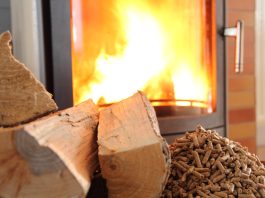 Poêle à bois ou à granulés : avantages, inconvénients et entretien