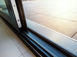 Installer une porte coulissante soi-même : le guide pas-à-pas