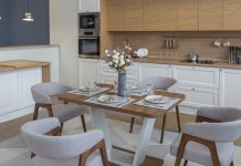 Aménager une salle à manger conviviale : choix de la table, couleurs et lumières