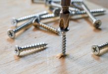 Comment enlever une vis foirée sans abîmer le support ?