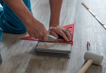 Comment couper du carrelage proprement sans carrelette professionnelle ?